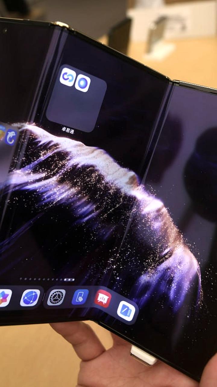 Рекордные продажи складных смартфонов в России в 2025 году