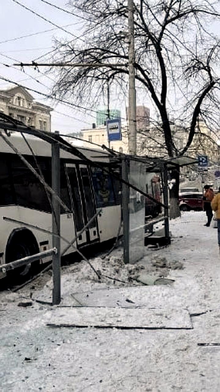 Автобус в Ростове протаранил остановку после гонки с коллегой