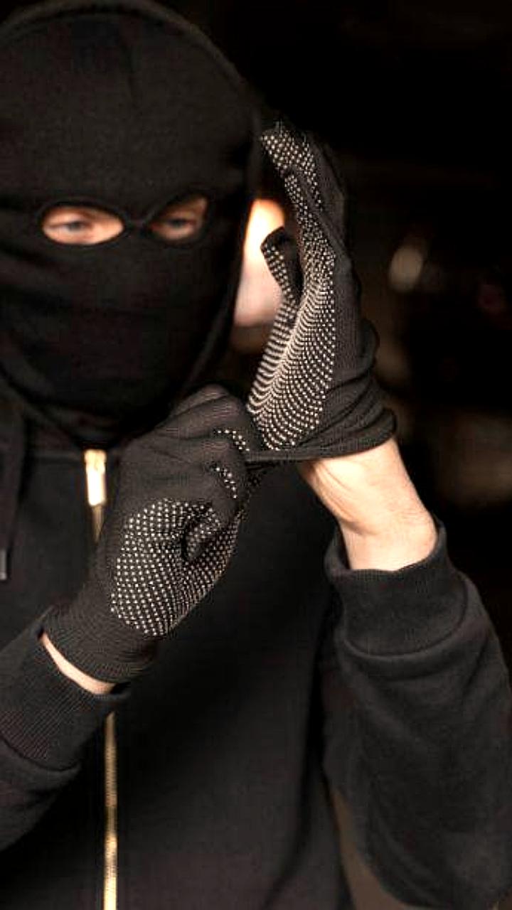 Во Владивостоке подростки напали на продавца в обувном магазине