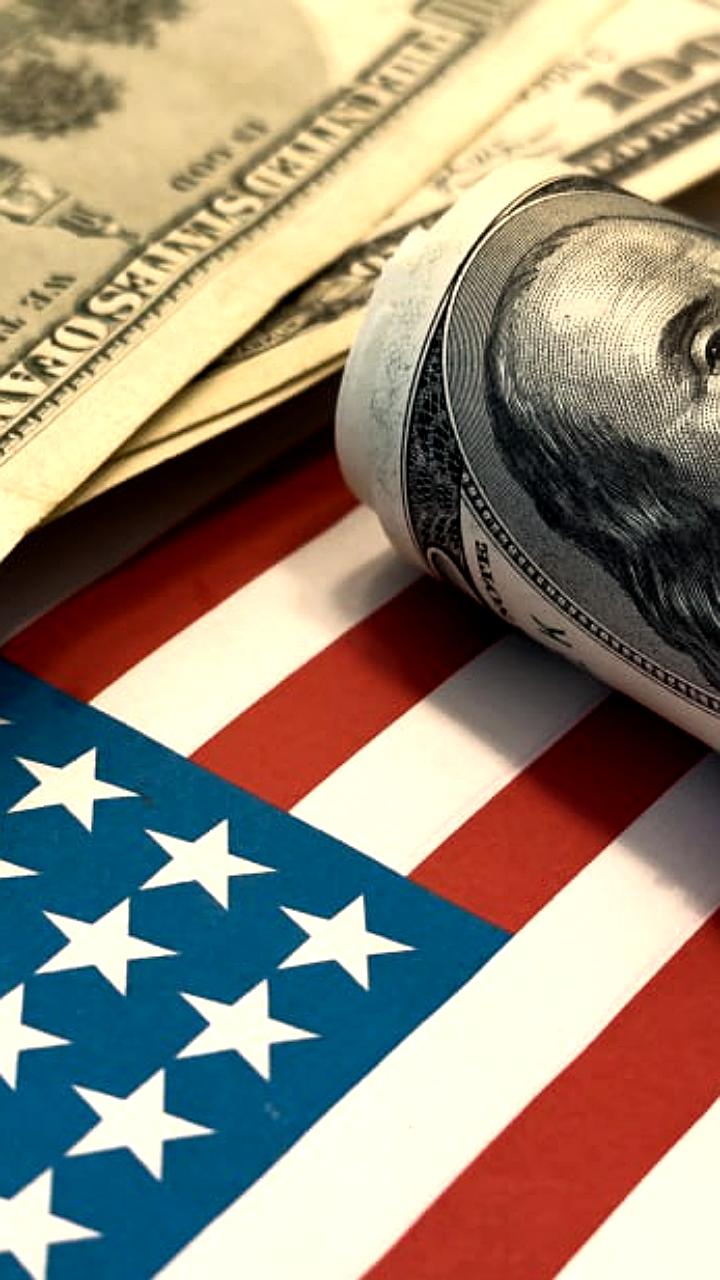 Курс доллара достиг минимума с марта 2022 года на фоне роста иены и политических рисков в США