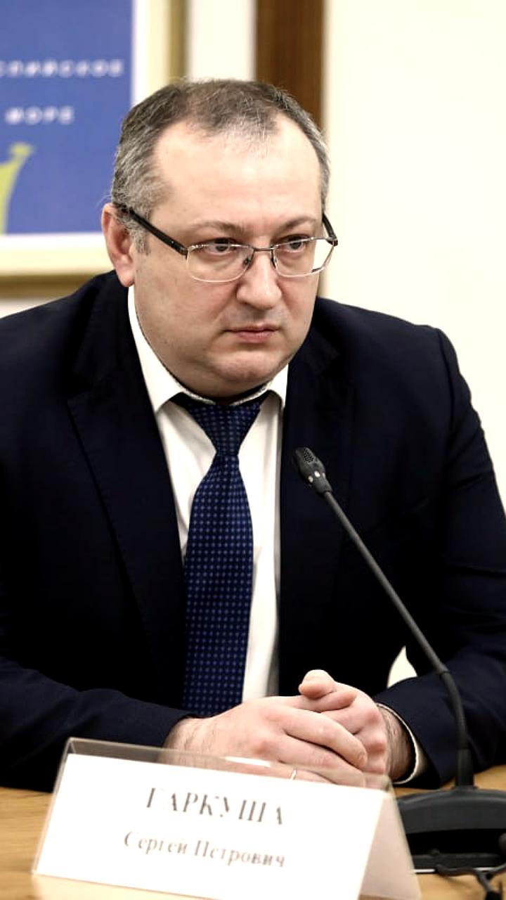 Врио Губернатора Виталий Королев и губернатор Вениамин Кондратьев обсуждают меры по поддержке семей и повышению рождаемости