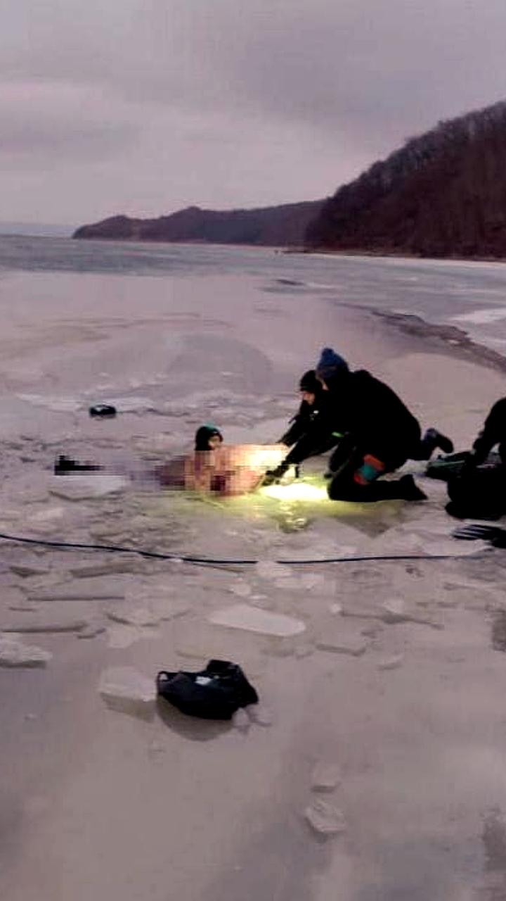 Споры о поднятии внедорожника с останками рыбаков в Приморье