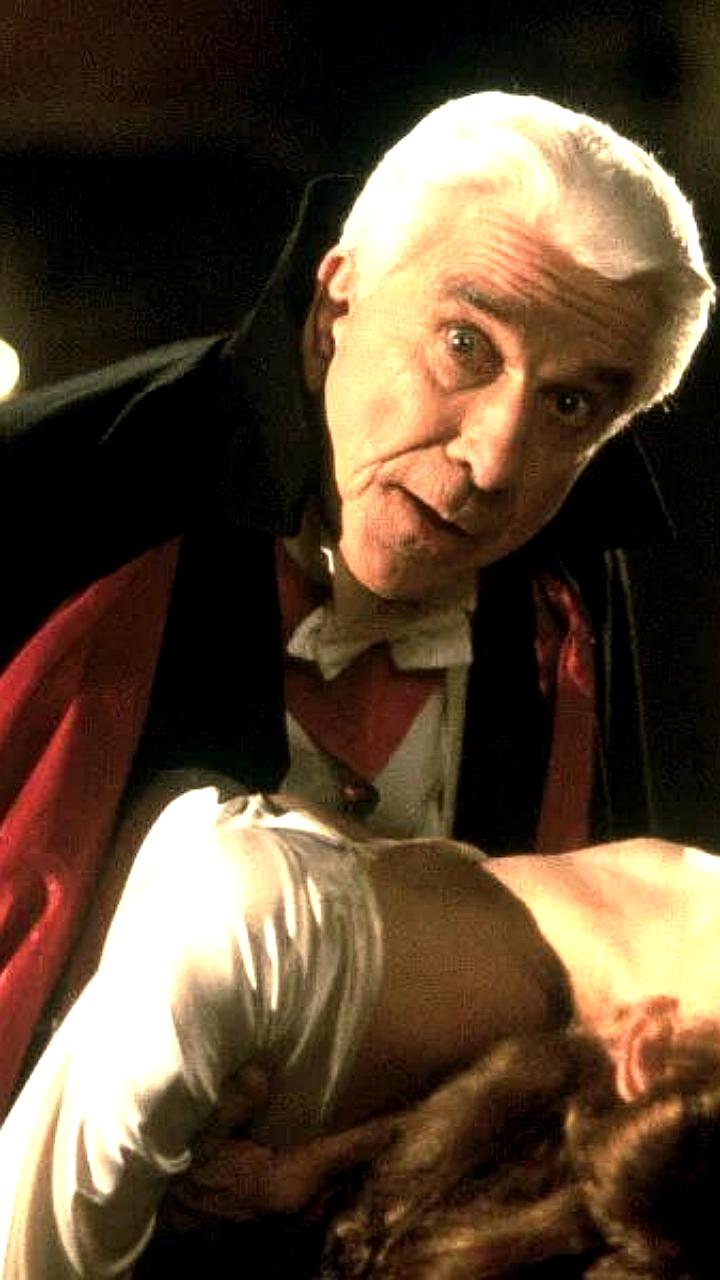 Рост интереса россиян к эзотерике: осиновые колья и магические атрибуты в тренде