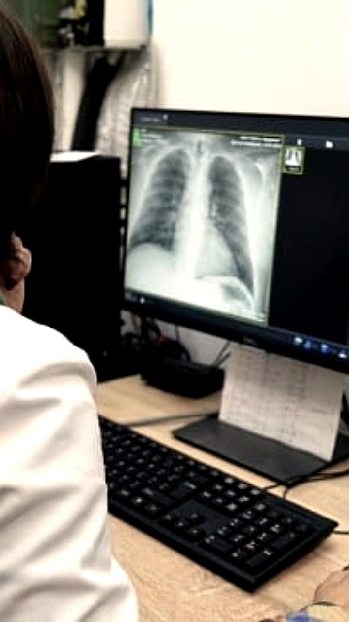 Средняя зарплата врачей в ОМС достигла 147 тысяч рублей в 2025 году