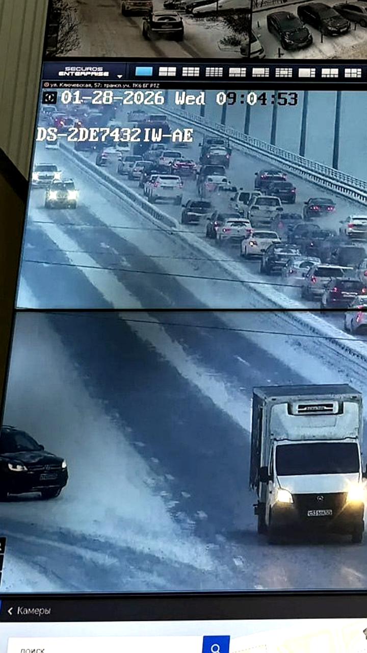 На Николаевском мосту временно отменят выделенную полосу для общественного транспорта