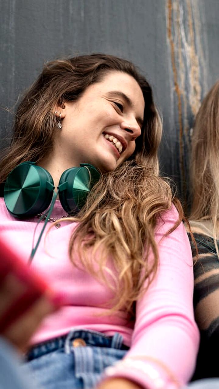 Исследование ВЦИОМ: Зумеры демонстрируют высокий уровень оптимизма, в то время как младшие миллениалы испытывают тревогу