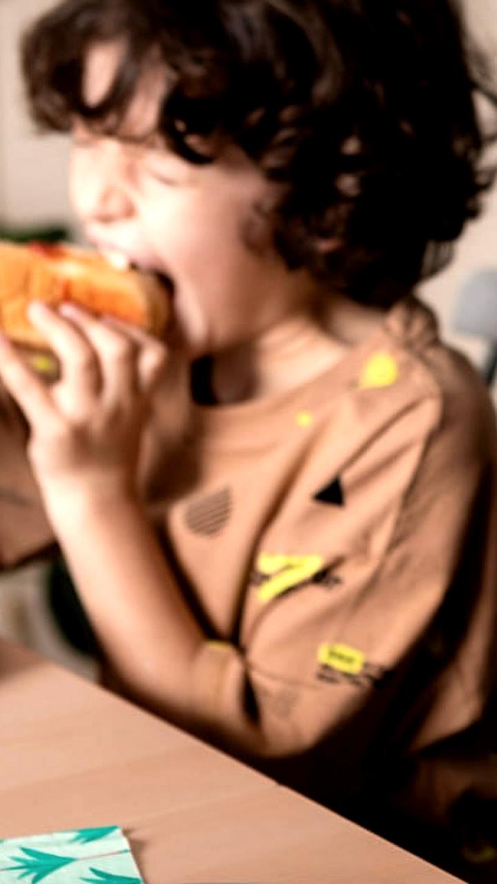 В России предложили запретить рекламу фастфуда с детьми для борьбы с ожирением