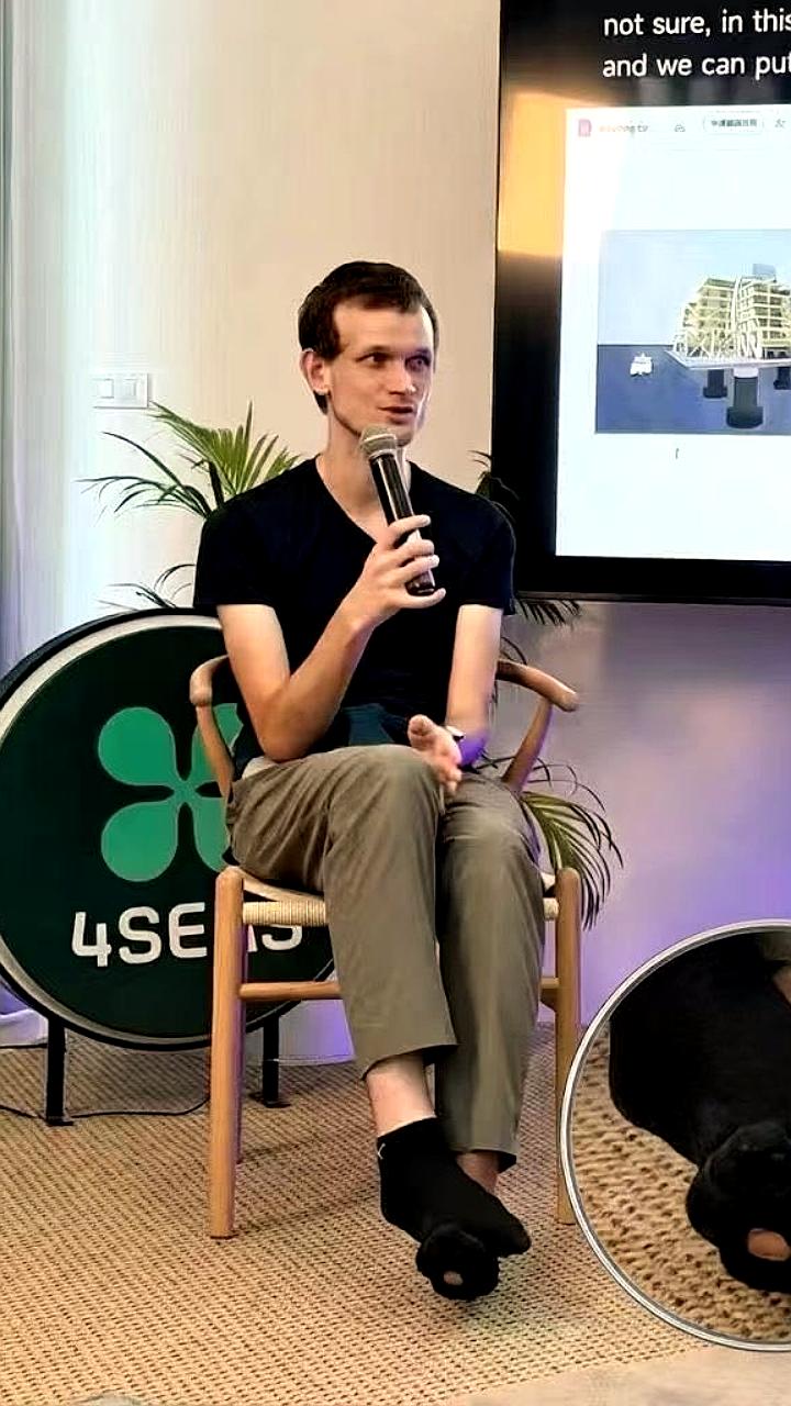 Виталик Бутерин выступает в дырявом носке на фоне активов в 717 млн