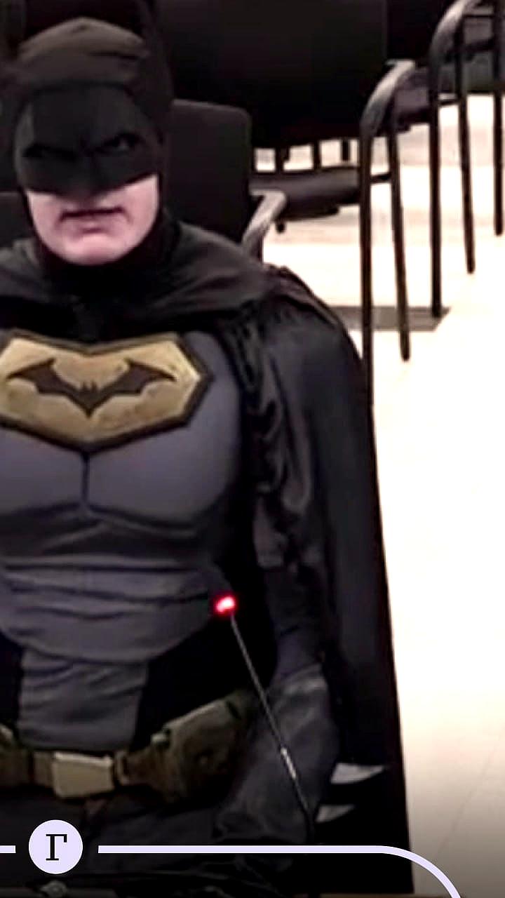 Бэтмен выступил против ICE на заседании совета в Санта-Кларе