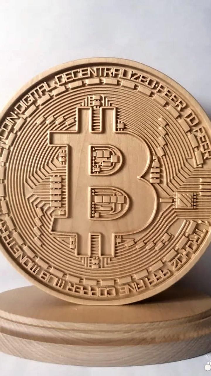 В Барнауле продают деревянный биткоин за 2,5 млн рублей с благотворительной целью