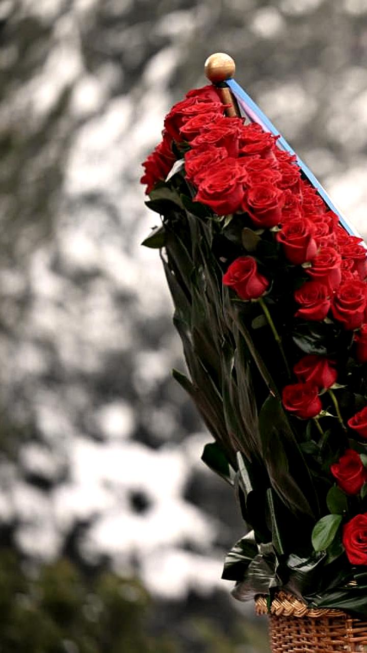 Шавкат Мирзиёев возложил цветы к памятникам Ислама Каримова в Ташкенте и Самарканде