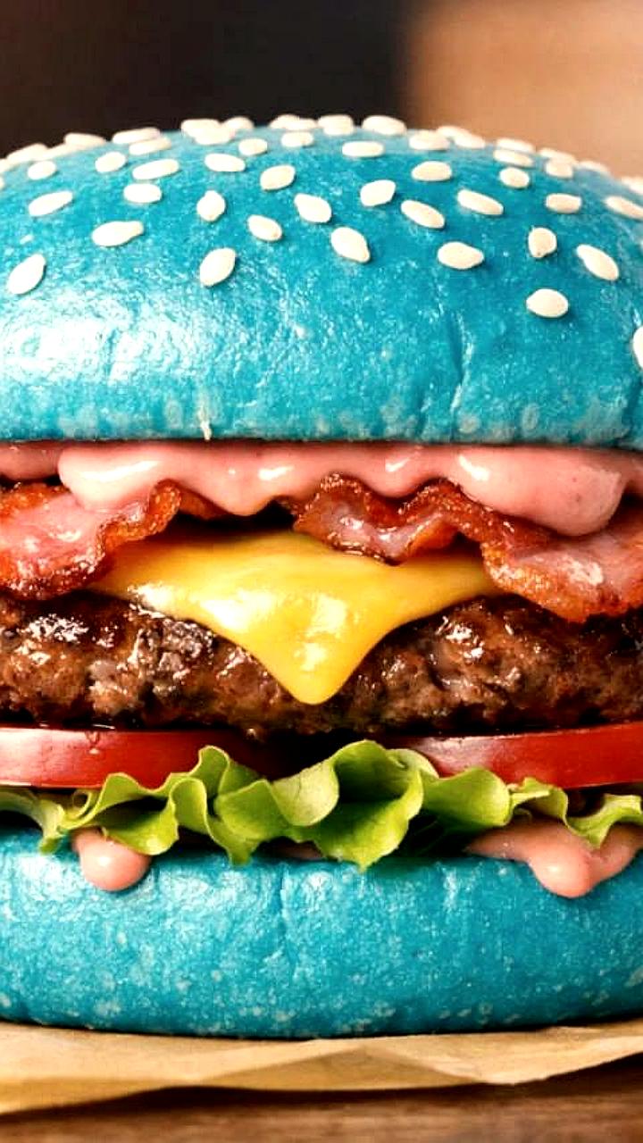 Во Вкусно и Точка тестируют новый голубой бургер в Москве