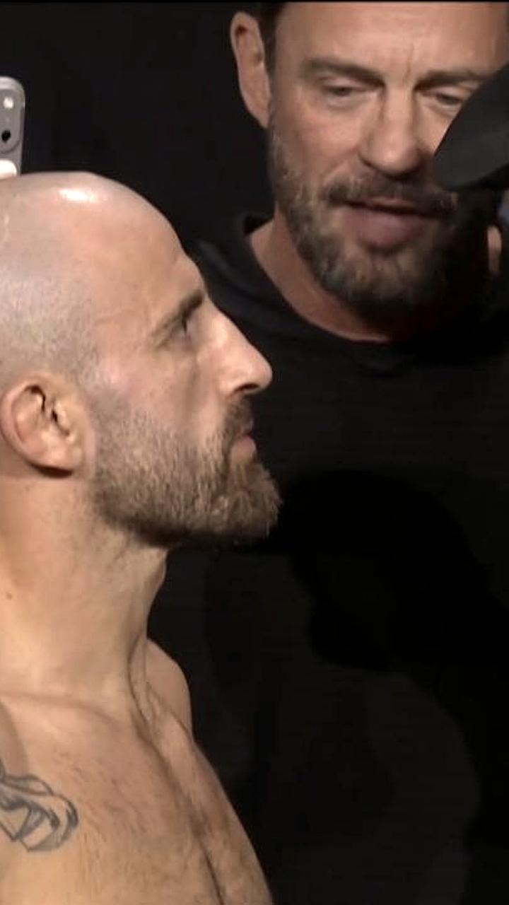 Алекс Волкановски успешно защитил титул UFC, Тофиг Мусаев готовится к следующему бою