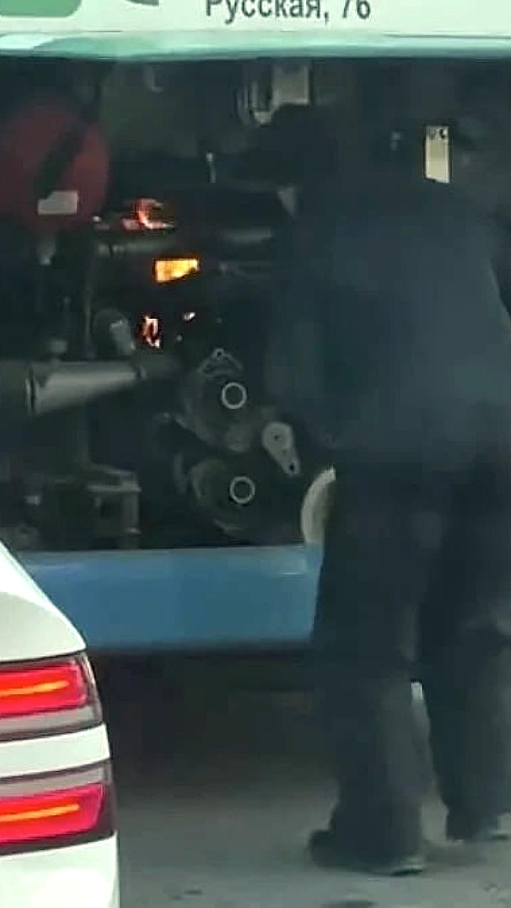 Водитель автобуса успешно потушил пожар в двигателе во время поездки