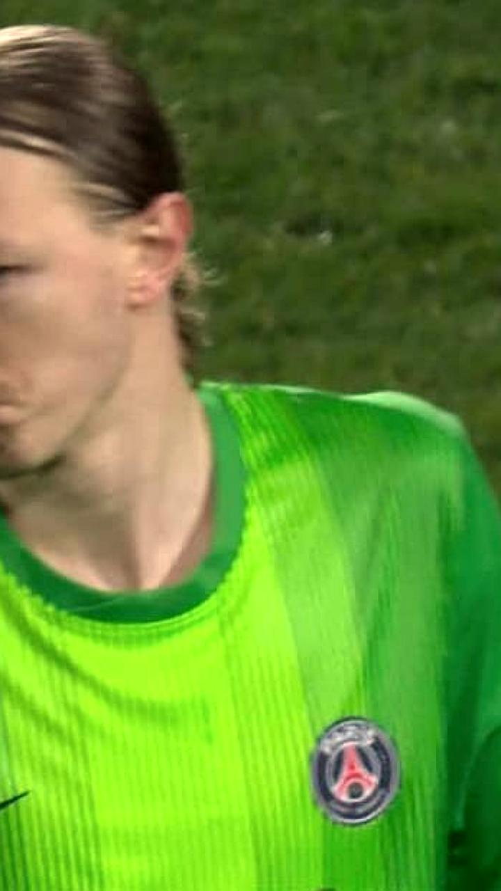 Матвей Сафонов успешно отбивает пенальти в матче ПСЖ против Страсбура