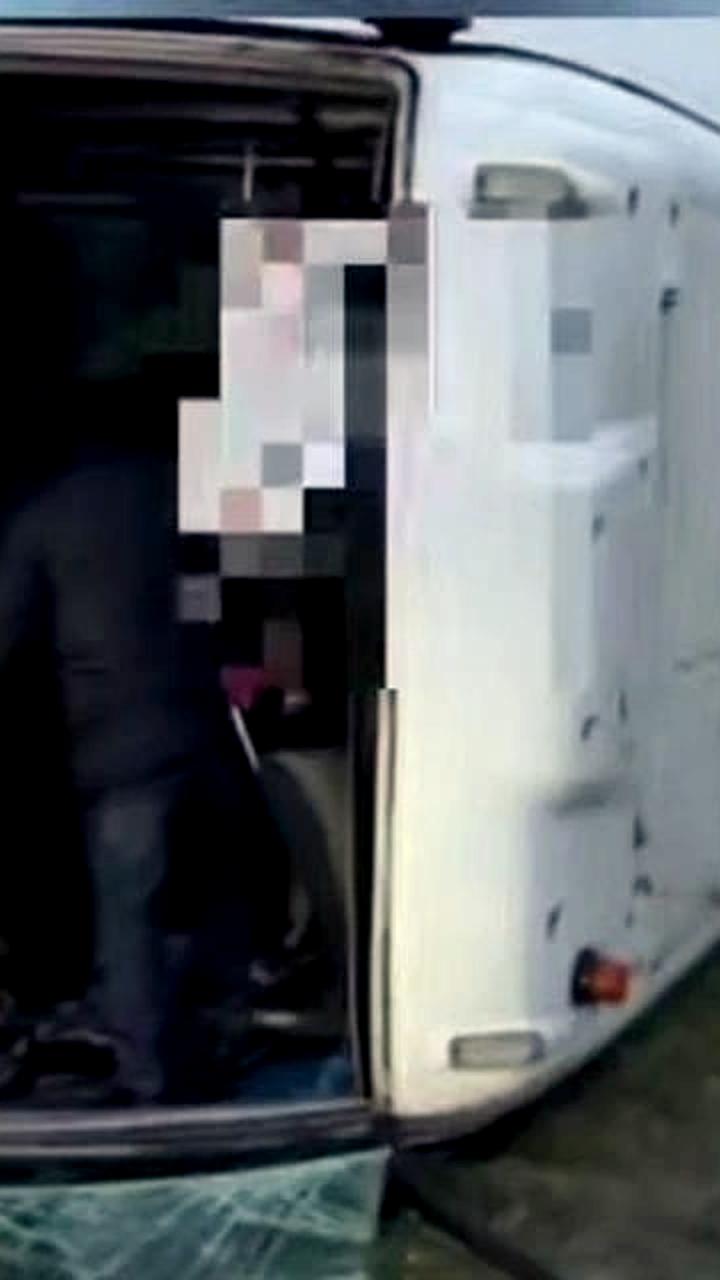 Вахтовый автобус перевернулся под Анапой из-за сильного ветра и гололедицы