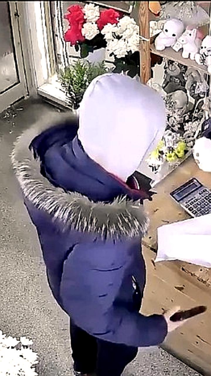 Разбойное нападение на цветочный магазин в Екатеринбурге: мужчина с пневматическим пистолетом похитил букеты и медведя