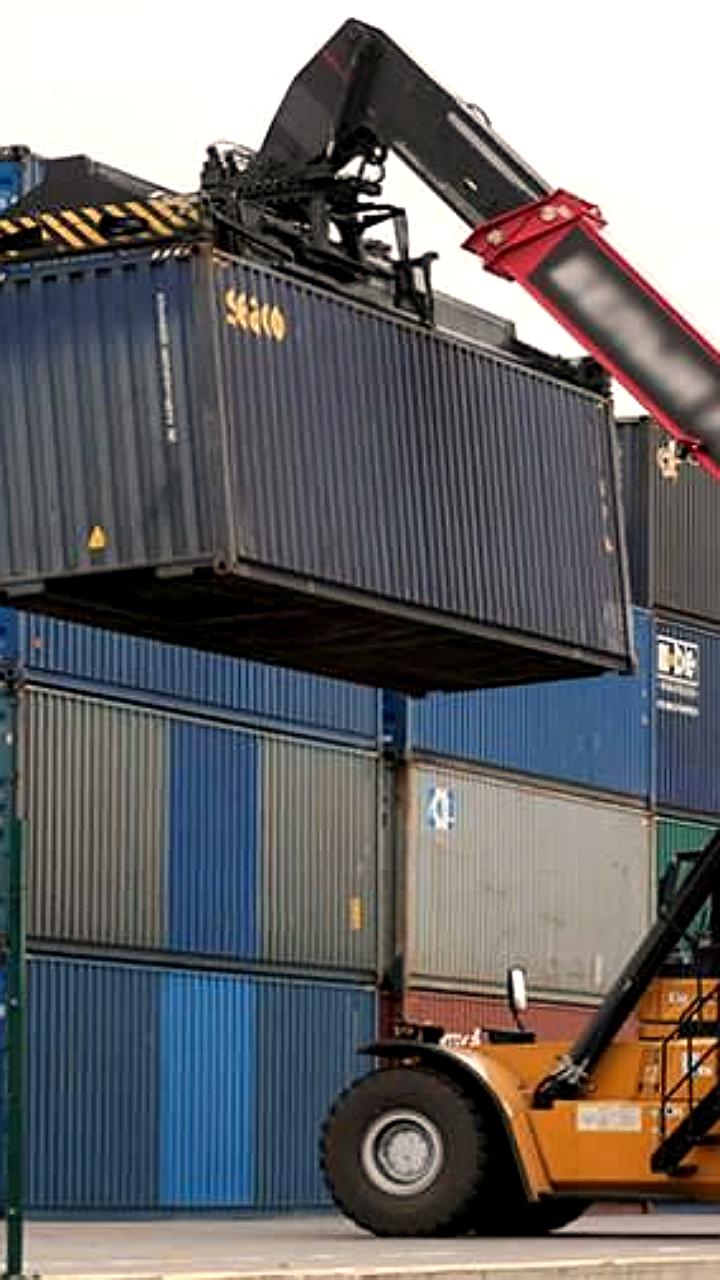 Снижение контейнерных ставок и повышение тарифов на автодорогах в России