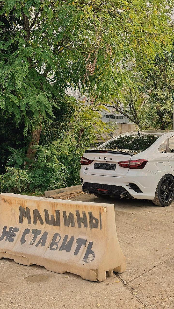 Продажи Lada снижаются, доля на рынке падает до 24,4%