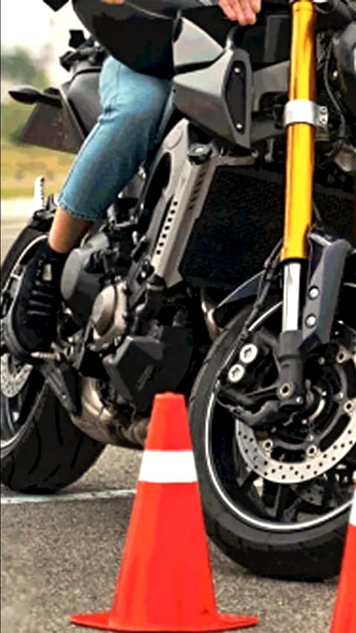 Иранские женщины получили право на управление мотоциклами