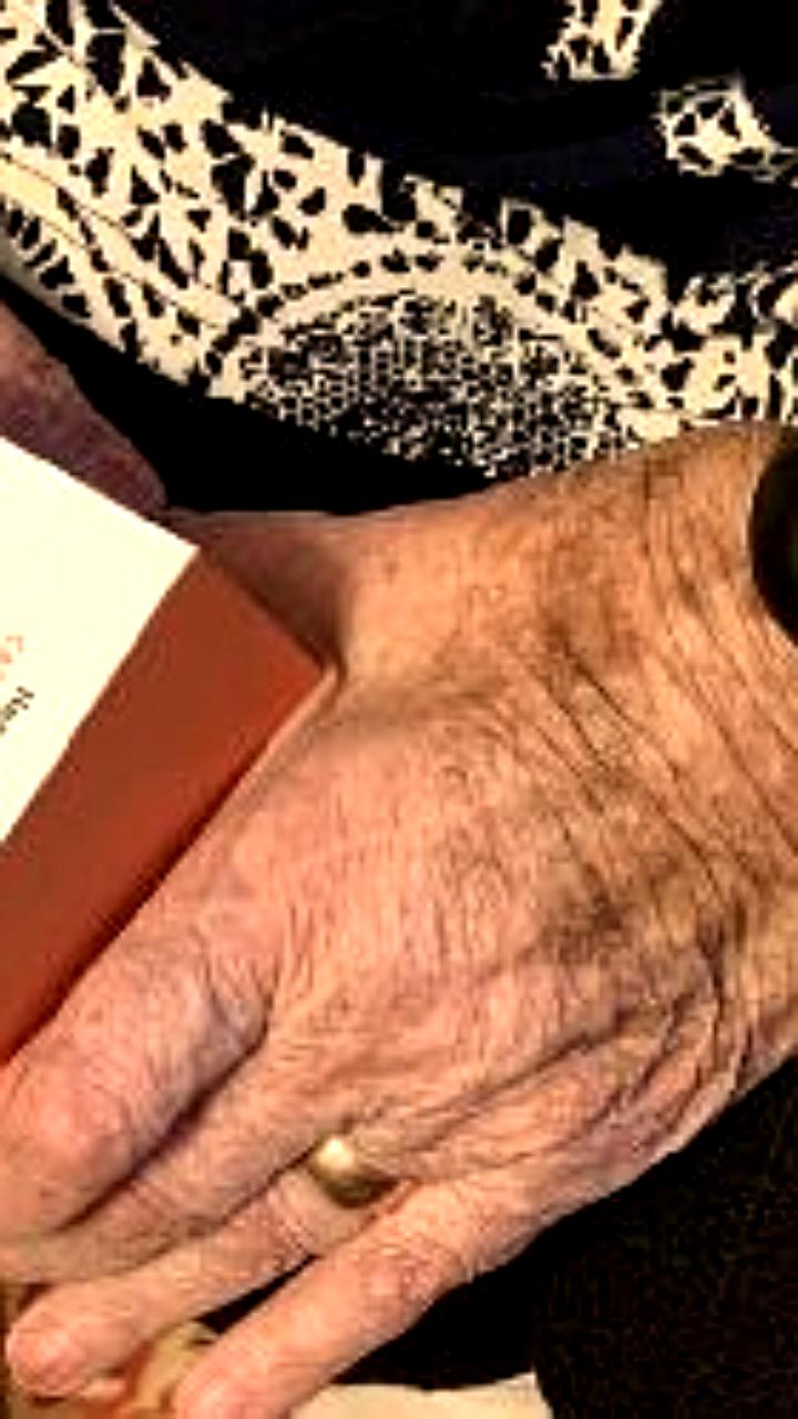 Инициатива по обеспечению одиноких пенсионеров тревожными кнопками обсуждается в Госдуме