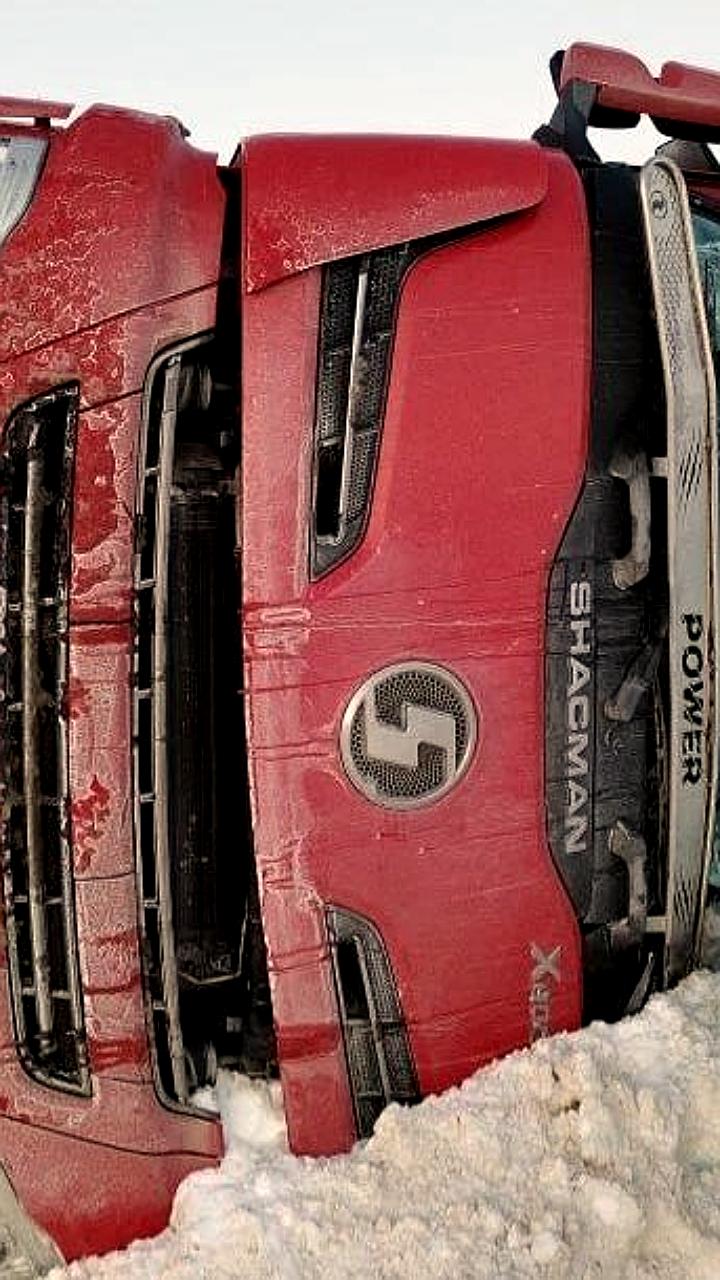 В Грибановском районе произошло опрокидывание большегруза с пострадавшим водителем