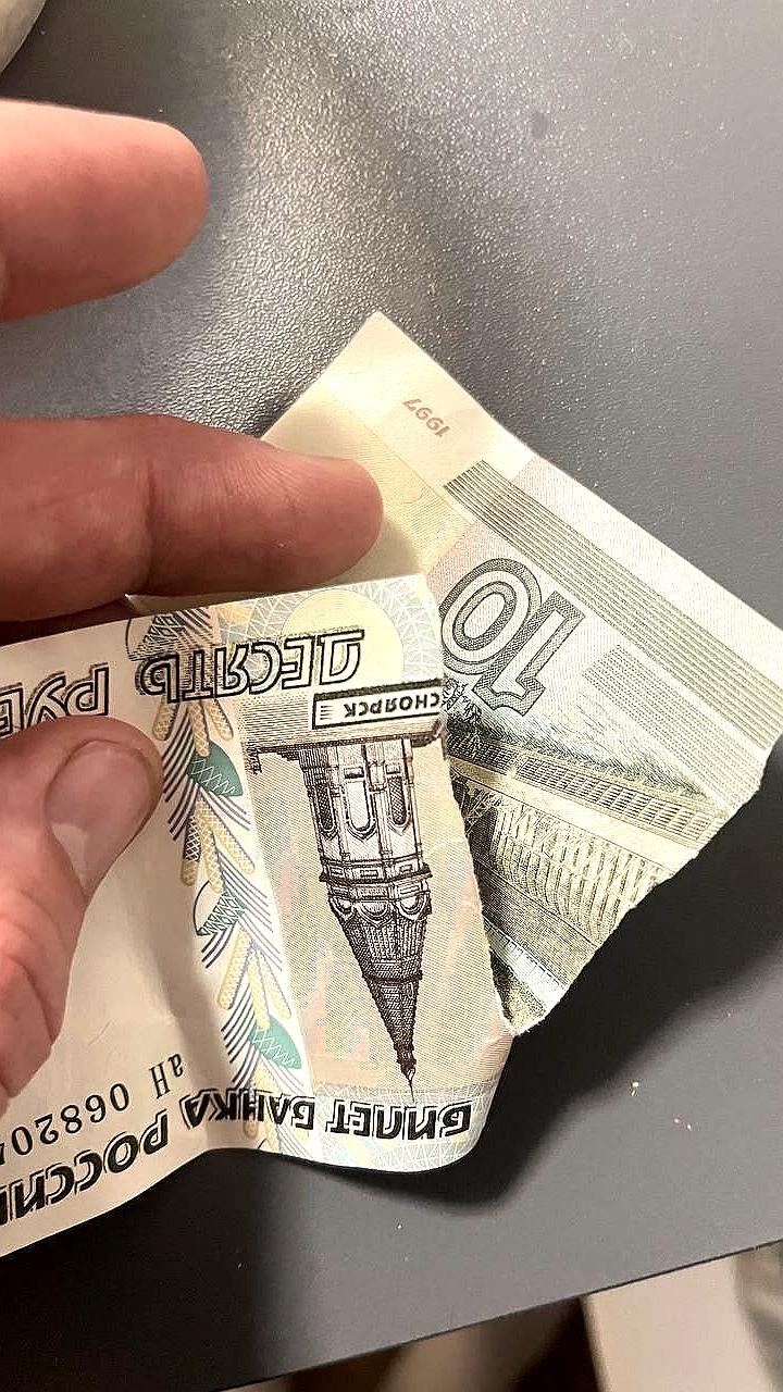 Конфликт в барнаульском автобусе: кондуктор порвала сдачу после спора о купюре