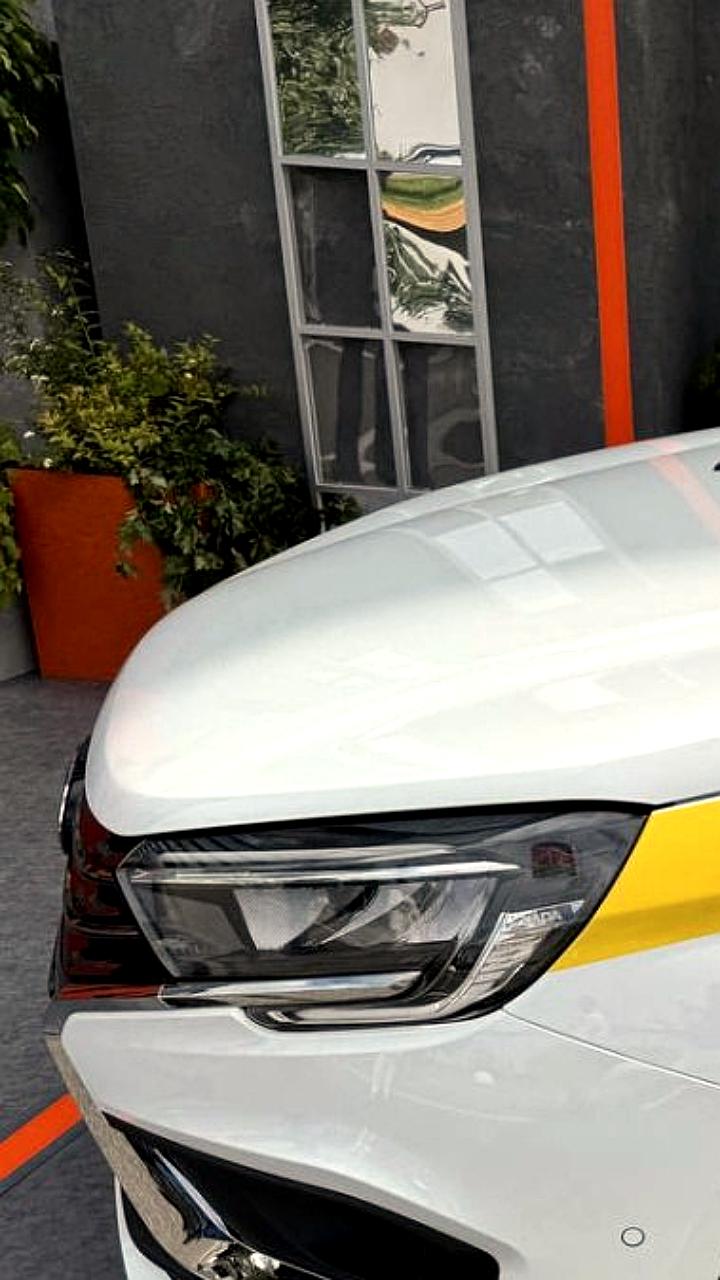 Госдума предлагает увеличить штрафы за рекламу на автомобилях и ужесточить требования