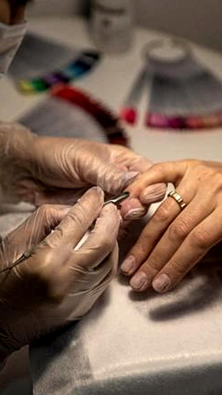 Судебные приставы в Приморье нашли должницу по алиментам, записавшись на маникюр