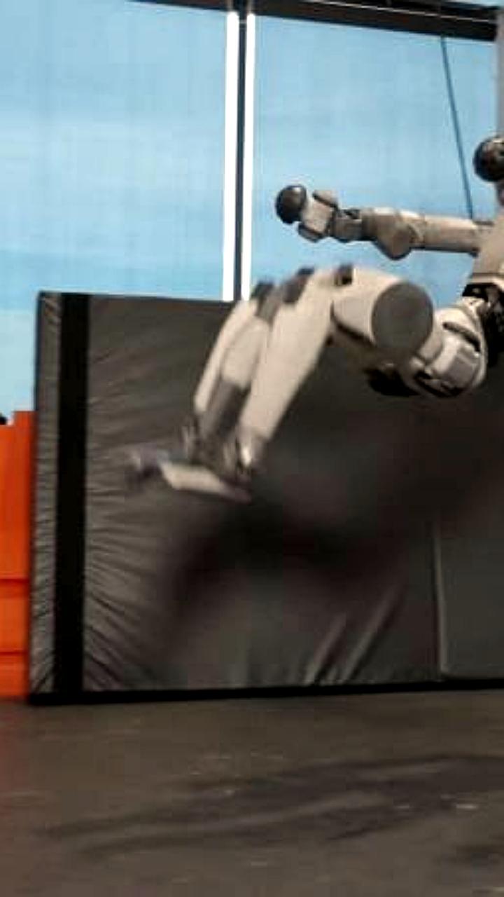 Робот Atlas от Boston Dynamics продемонстрировал сальто назад и рондат