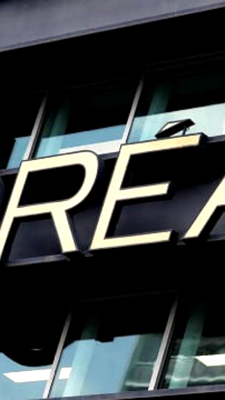 L'Oreal возобновляет продажи в России, зарегистрировав новые товарные знаки