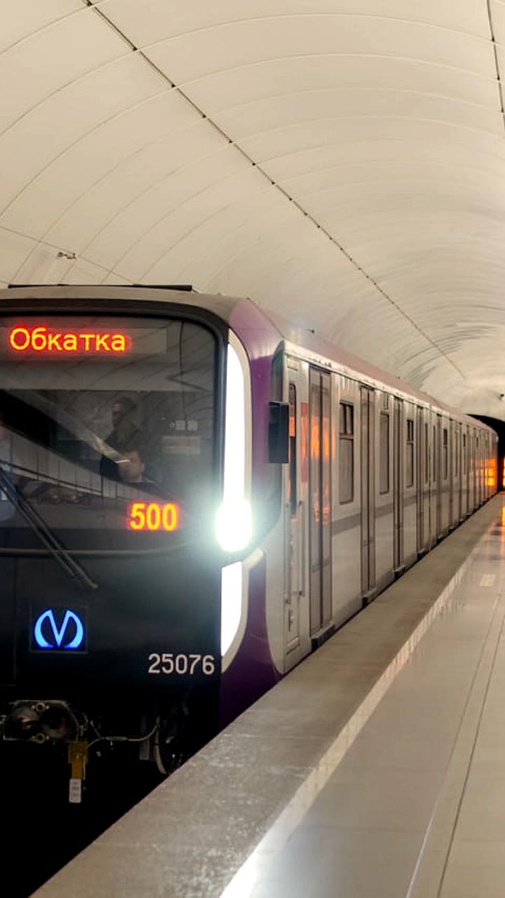 В Петербурге запустили обновленный состав метро Балтиец с улучшенным интерьером