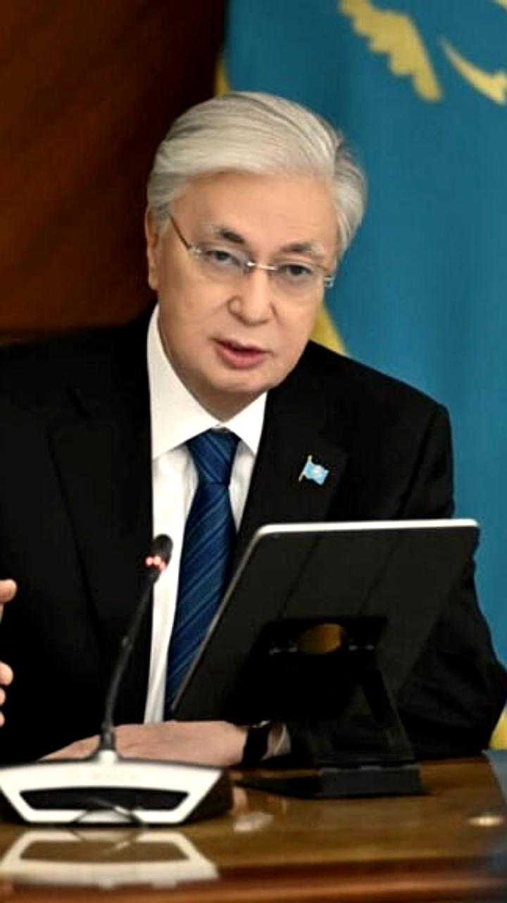 Президент Токаев призывает госслужащих к чтению на заседании правительства