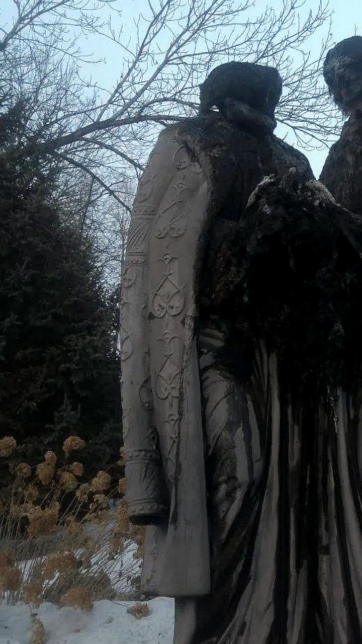 В Биробиджане подожгли памятник Святым Петру и Февронии, правоохранительные органы начали расследование
