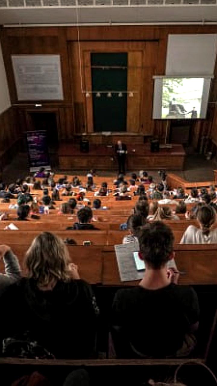 Госдума рассматривает сокращение мест в вузах из-за оттока студентов за границу