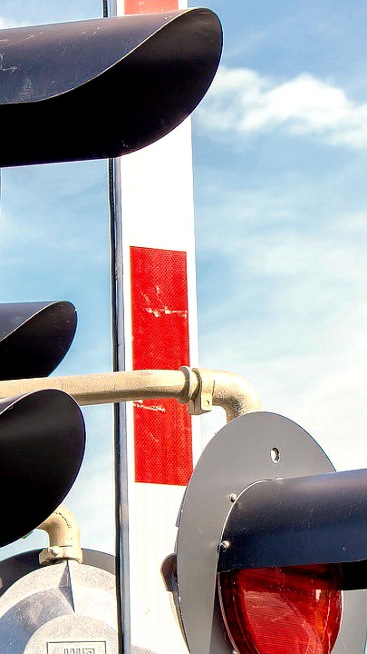 Ограничение движения на железнодорожных переездах в Пскове и Южно-Сахалинске