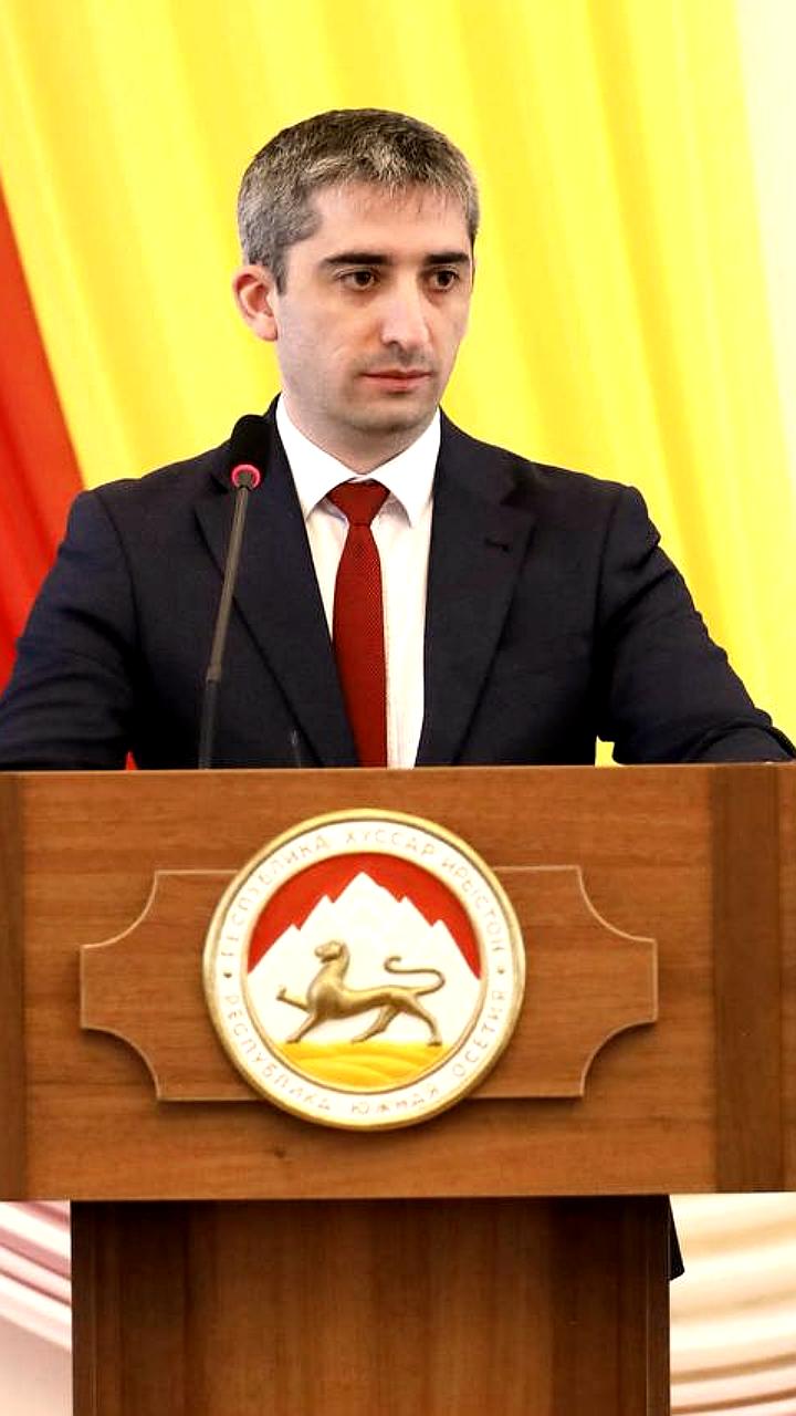 Фракция РПП Единая Осетия покинула заседание Парламента в знак протеста против назначения Дзамболата Тадтаева