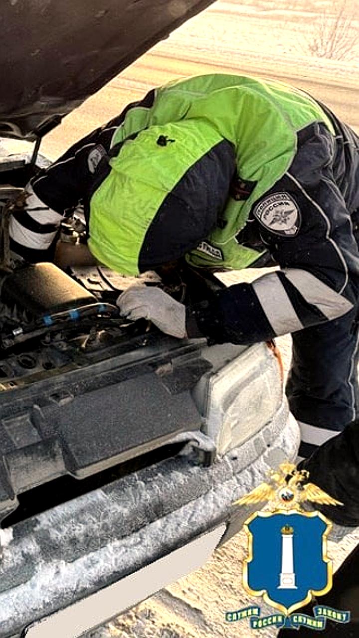 Полицейские помогли водителям в сложных дорожных ситуациях в Ульяновской области и Кирове