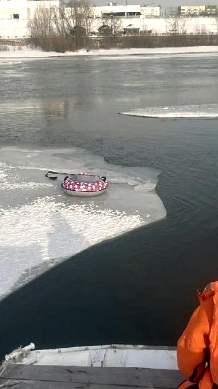 Поиск девочки, провалившейся в полынью реки Обь в Новосибирске, продолжается