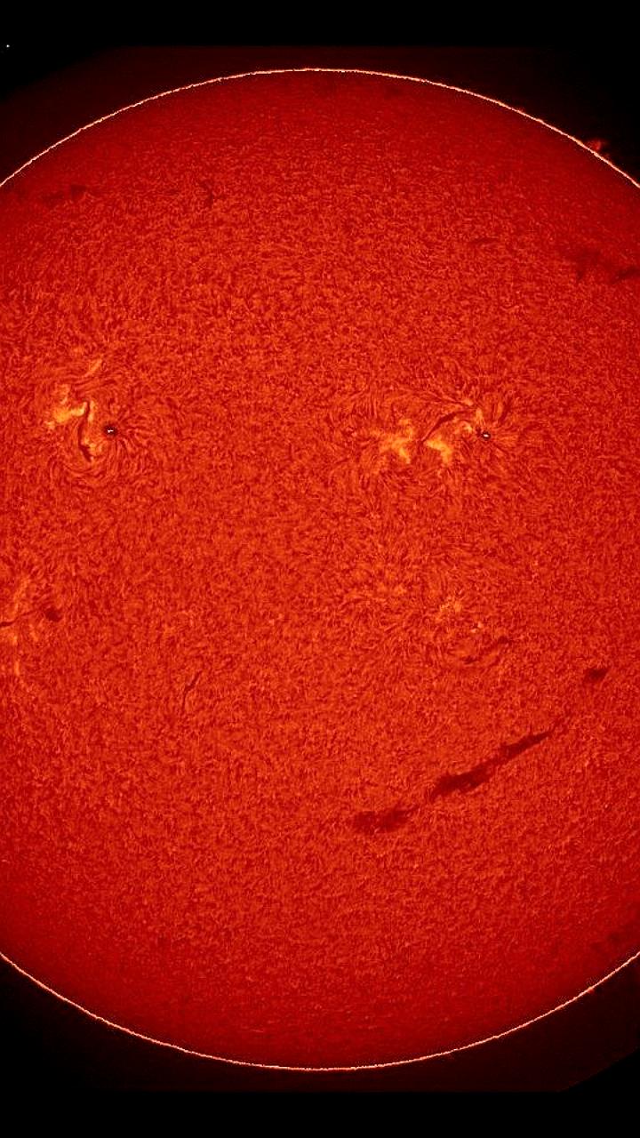 На Солнце обнаружен гигантский смайлик размером 1,5 миллиона километров