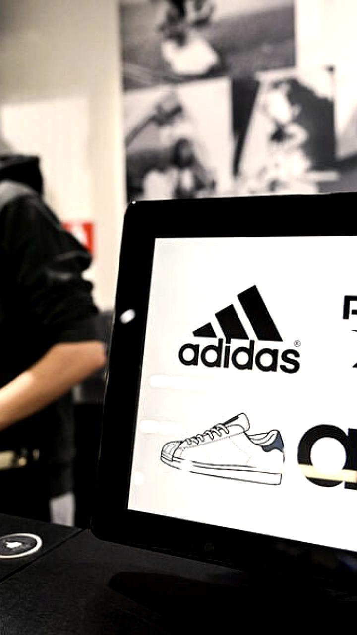 Росаккредитация аннулировала сертификаты Adidas, запрещая продажу в России