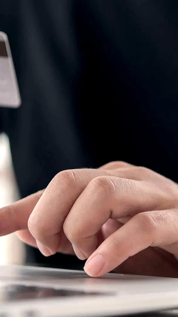 Россияне массово снимают самозапреты на кредиты из-за нехватки средств