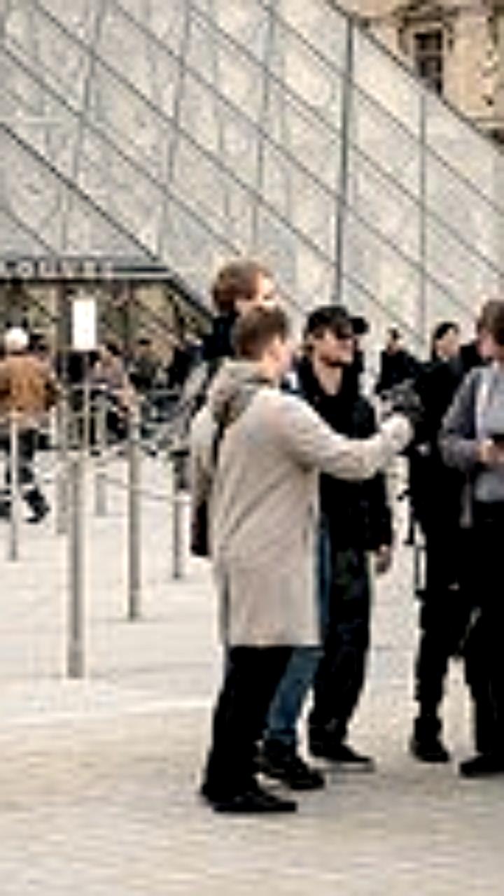 Во Франции раскрыта сеть мошенников, включая сотрудников Лувра, продававших поддельные билеты