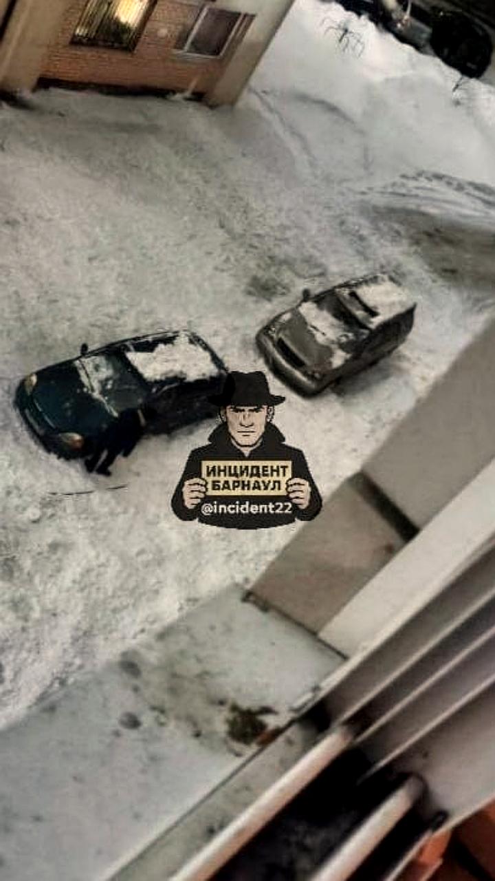 Сход снега с крыш в Барнауле повредил припаркованные автомобили