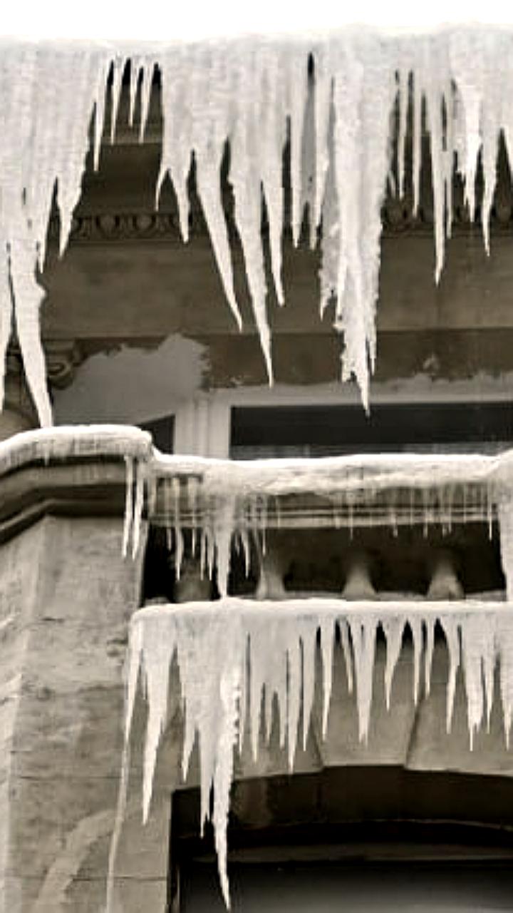 Две девочки пострадали от снежного завала в Подмосковье