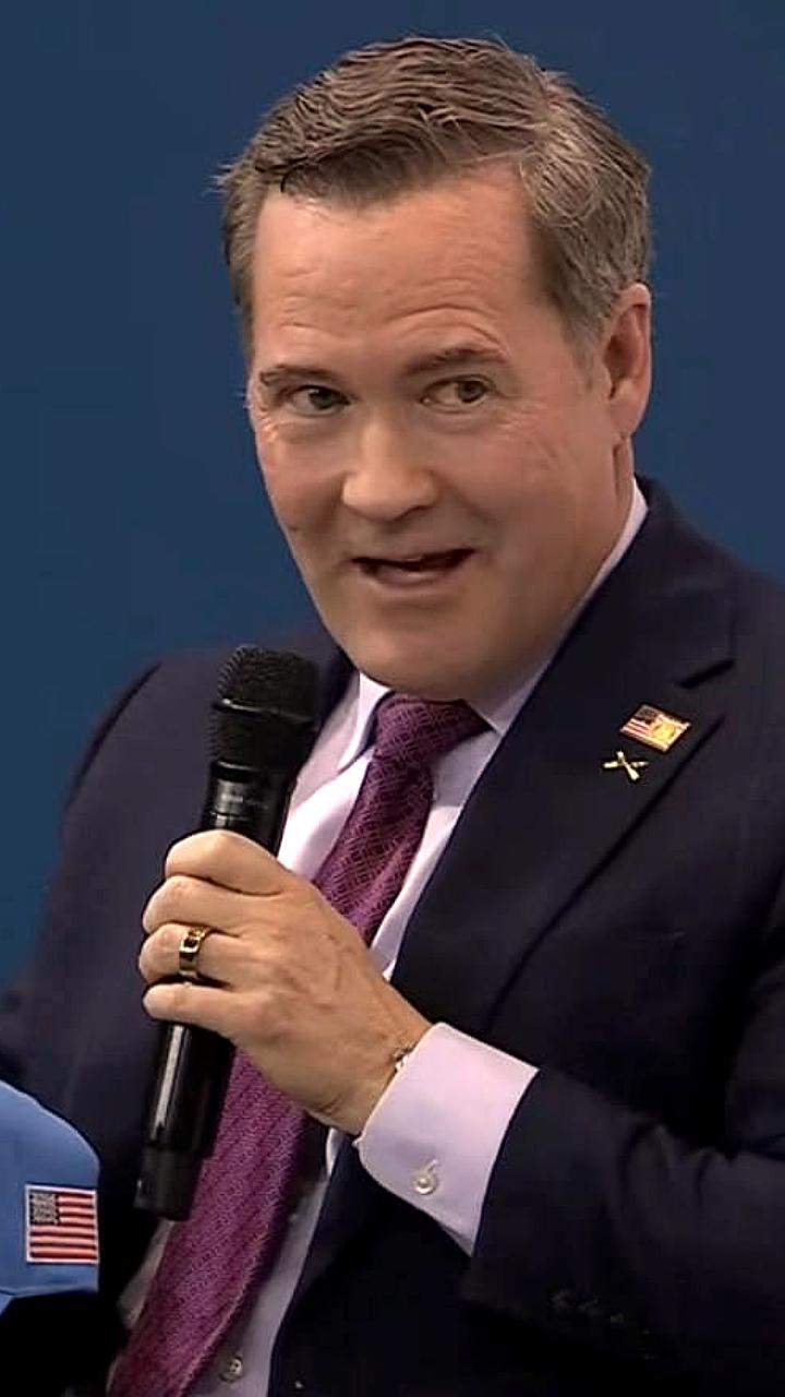 Майк Уолтц представил кепку 'Сделаем ООН снова великой' на Мюнхенской конференции