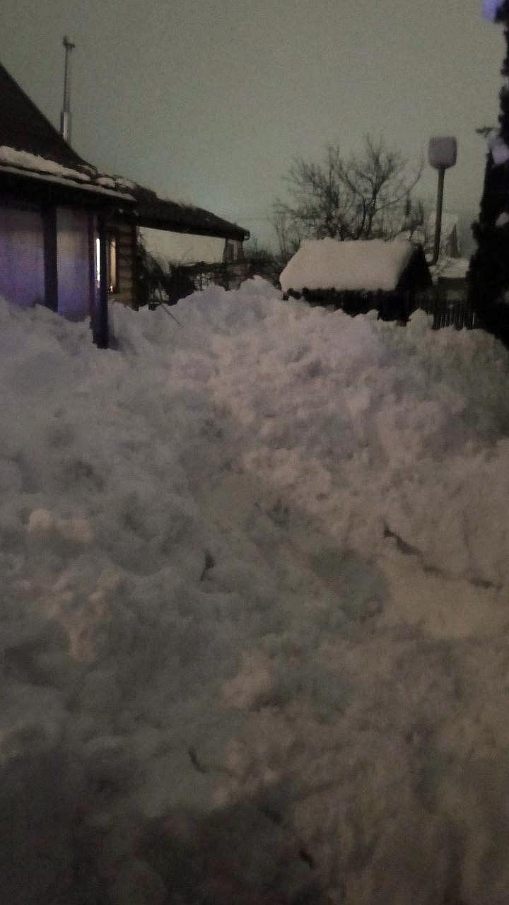 Падение наледи с крыш в Подмосковье: пострадали девочка и мужчина