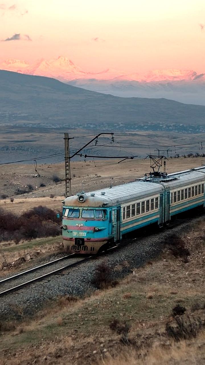 Премьер-министр Армении Пашинян обсуждает передачу управления железными дорогами третьей стране