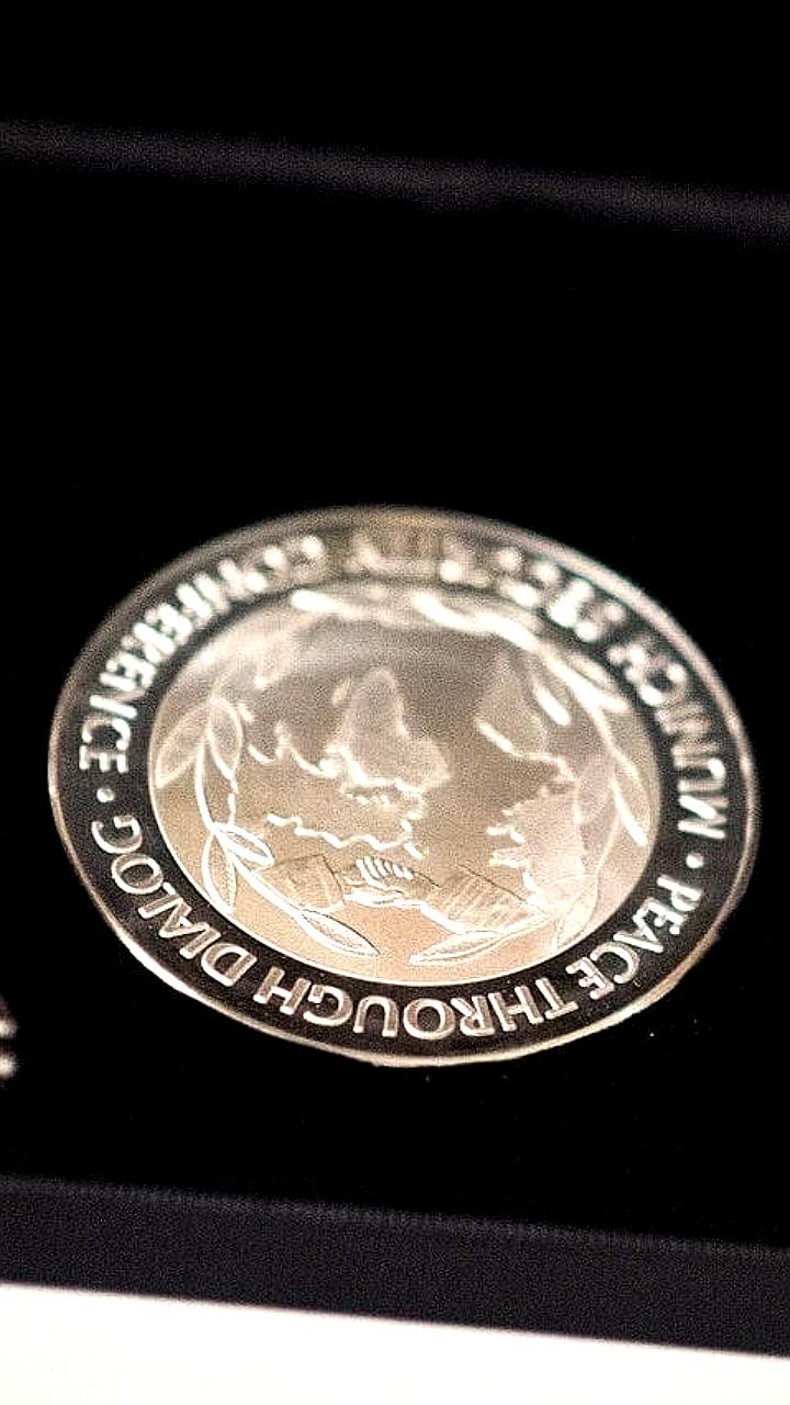 Зеленский получает премию Эвальда фон Клейста за мужество украинского народа