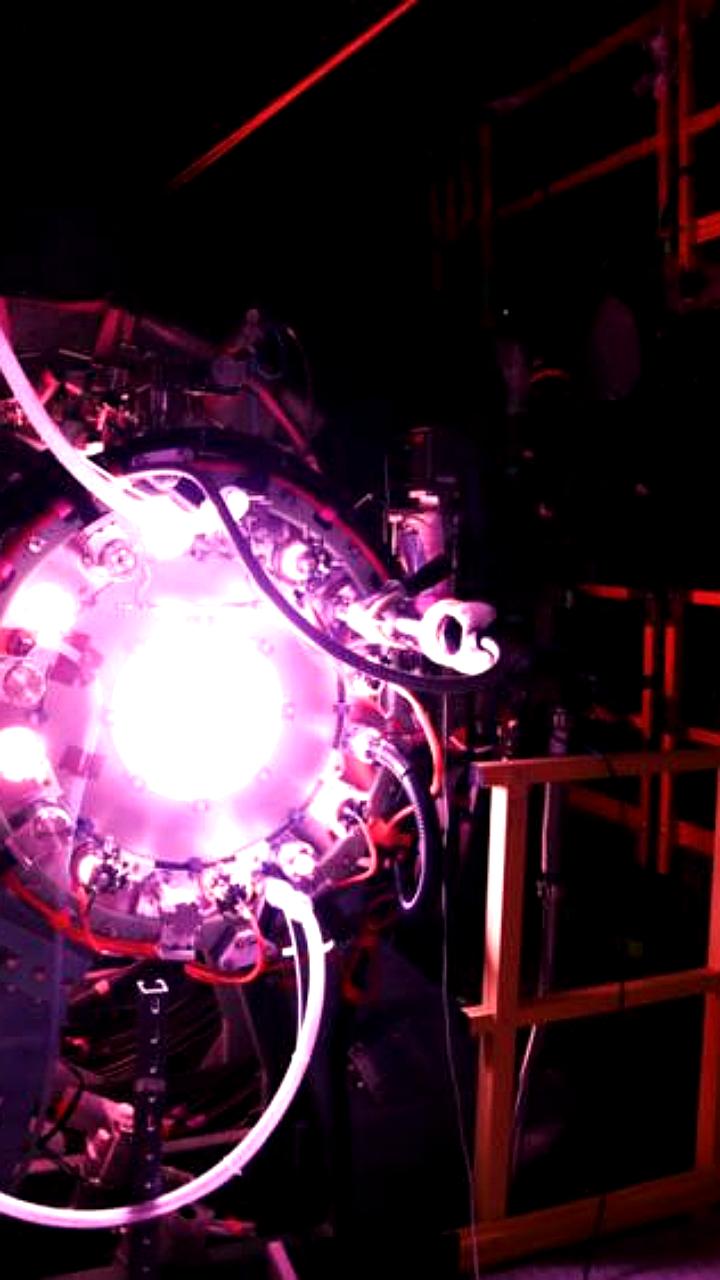 Helion Energy достигает нового рубежа в термоядерном синтезе с реактором Polaris